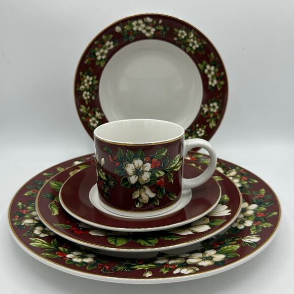 Pair of 2 Vtg Christmas Dinner Plates in Splendor Burgundy by Sakura 2002-04 - Picture 5 of 7